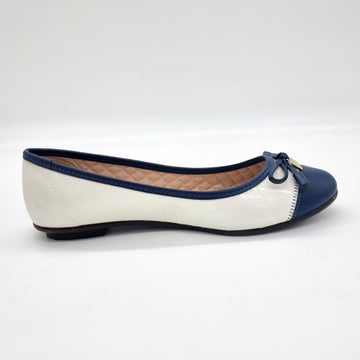 Moleca 5027-1407 Round Toe Ballerina Flat in Off White/Navy Blue